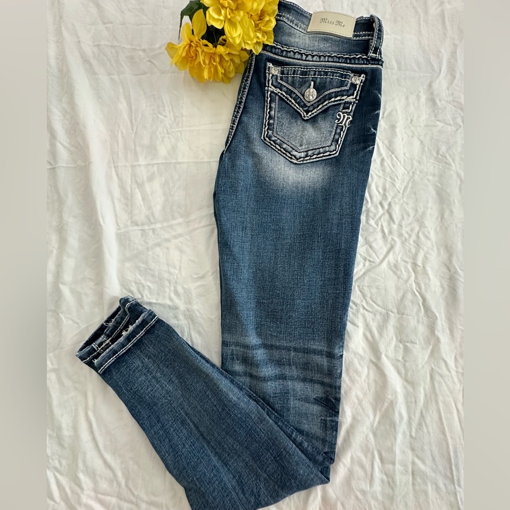 MISS ME NWOT Distressed Mid-rise Skinny Ankle Jeans! Embroidered pockets! 🤶🎁